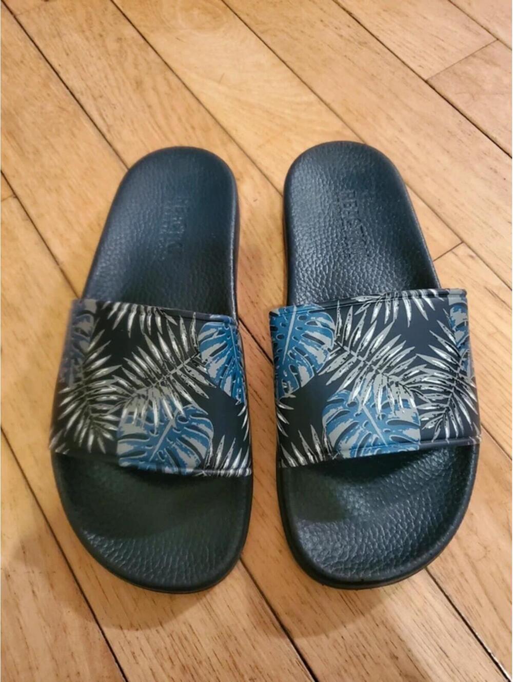 Kenneth Cole Flip Flops